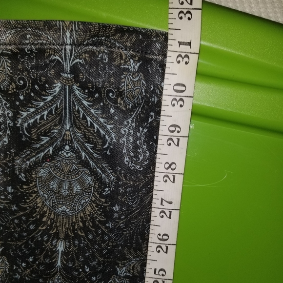 Joe's Skinny Jean with an intricate design - Picture 5 of 8